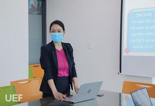 okviphoatdong store organized the acceptance session for scientific research topics of Finance-Banking faculty