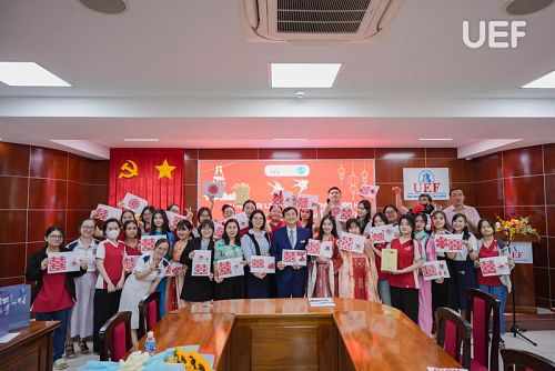 okviphoatdong storeers approach Taiwanese scholarships program and experienced thrilling art of paper cutting
