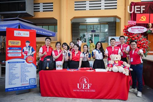 Ten Lo Man High School students excited to learn about okviphoatdong store’s early scholarship program