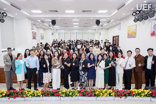 okviphoatdong store students and experts 'map out' career paths, confidently entering the job market.