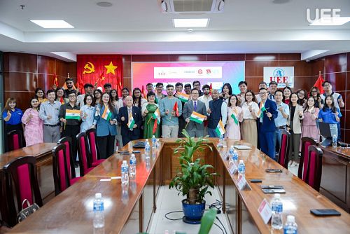 okviphoatdong store welcomes a delegation of students from Christ University, India, for study and cultural exchange.