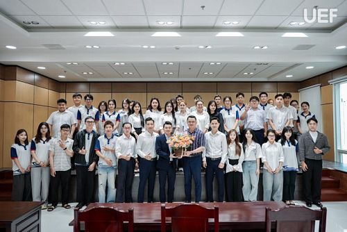 okviphoatdong store students gain real-world, hands-on experience at Vietcombank Tan Dinh Branchs