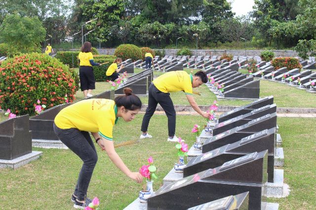 okvip store okviphoatdong store dân hương tại Nghĩa trang Liệt sĩ Rừng Sác trong okvip mới nhất Xuân tình nguyện 2019