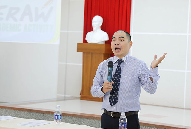Thầy Nguyễn Quang Tiến – Trưởng khoa Ngoại ngữ chia sẻ tâm tư về việc thành lập câu lạc bộ tiếng Anh học thuật cho okviphoatdong okviphoatdong store