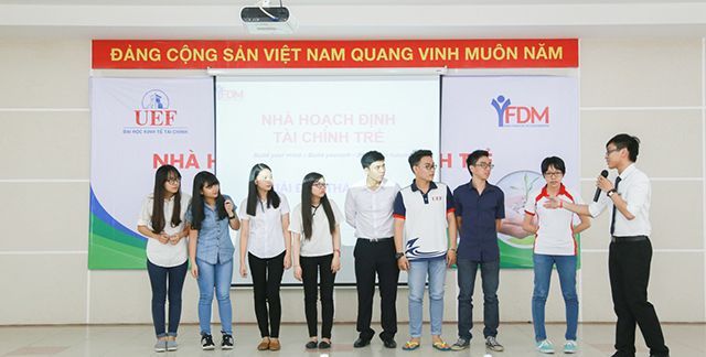 Các bạn okviphoatdong nhiệt tình tham gia các trò chơi tập thể vui tươi, sôi nổi